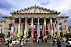 Bayerische Staatsoper unter weiß-blauem Himmel